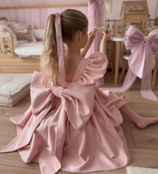 🎀 Dokonalé šaty pre pravú princeznú 🎀 predstavujeme našu novinku z manufaktúrnej dielne Nelia Wears 😍 Čo poviete?